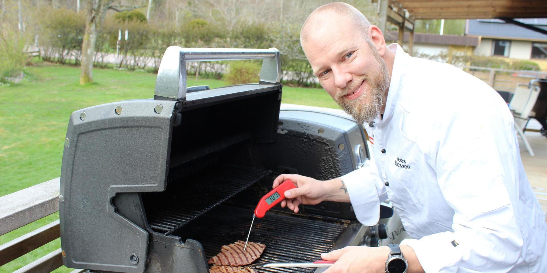 Polisen Tobias Ericsson tar grillning på blodigt allvar. Som medlem i landslaget i grillning delar han med sig av sina bästa knep.