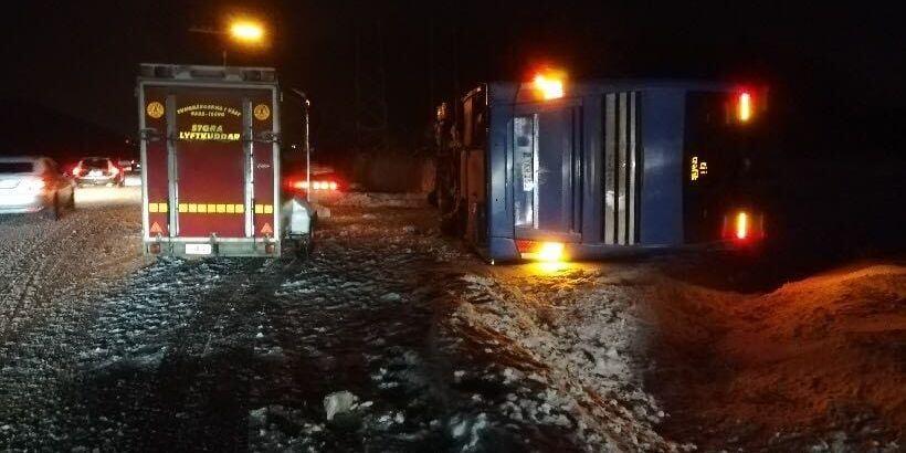 På torsdagsmorgonen välte en buss i Lysekil. 