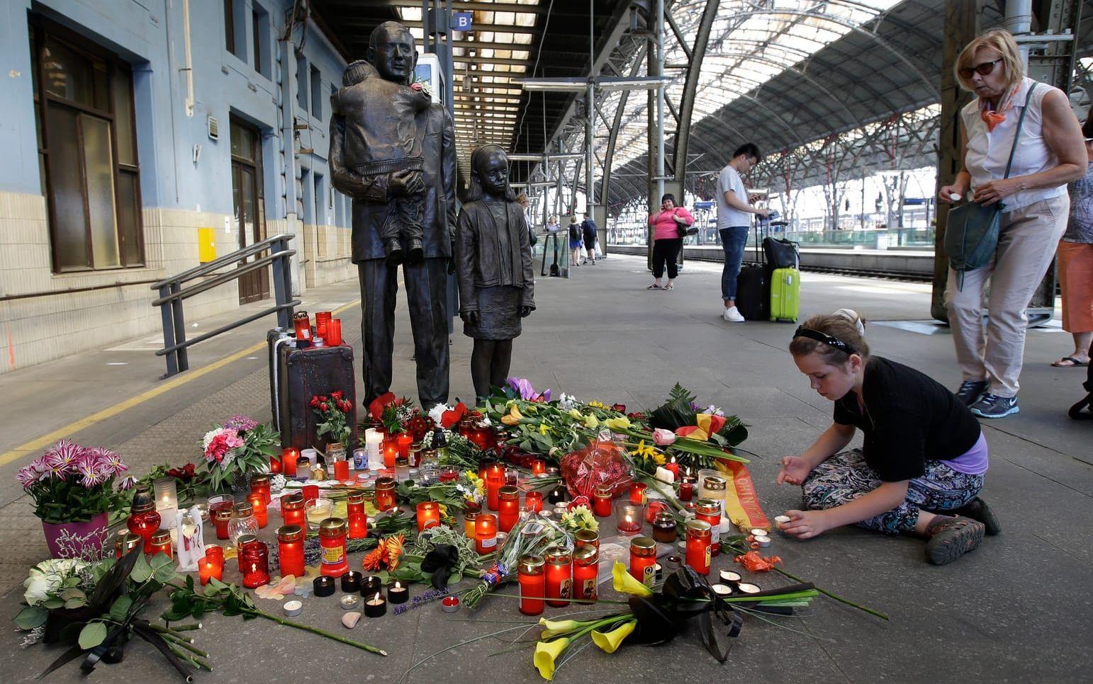 I dag finns en staty av Sir Nicholas Winton på centralstationen i Prag. 