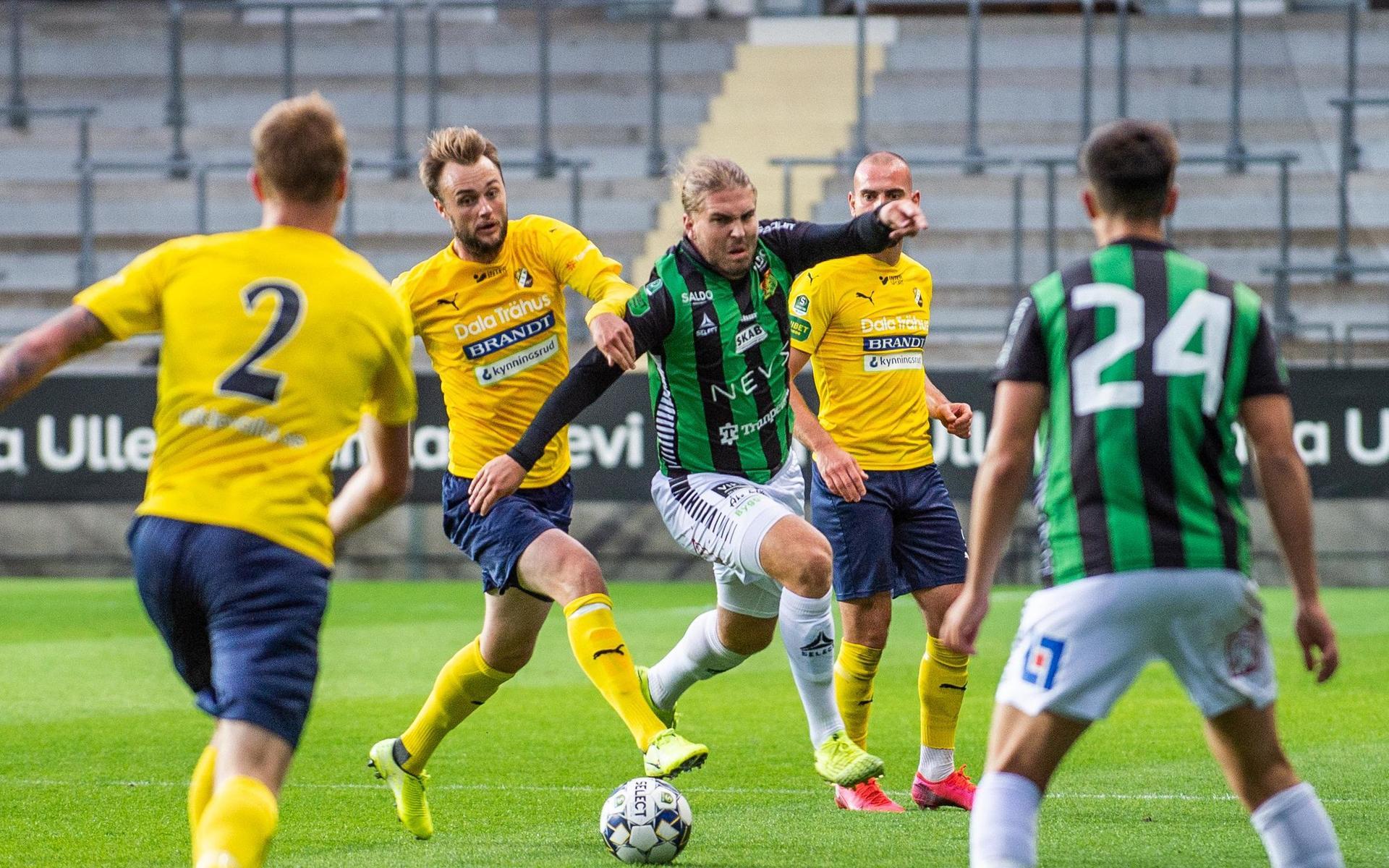 Gais Charlie Weberg i kamp mot Ljungskilespelare.