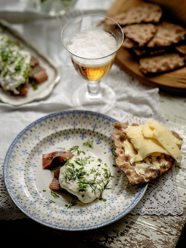 Midsommarsillen à la Maria innehåller bland annat en hel del färska örter.