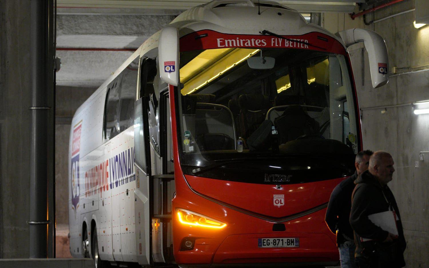 Lyons spelarbuss attackerades med stenar inför matchen mot Marseille. 