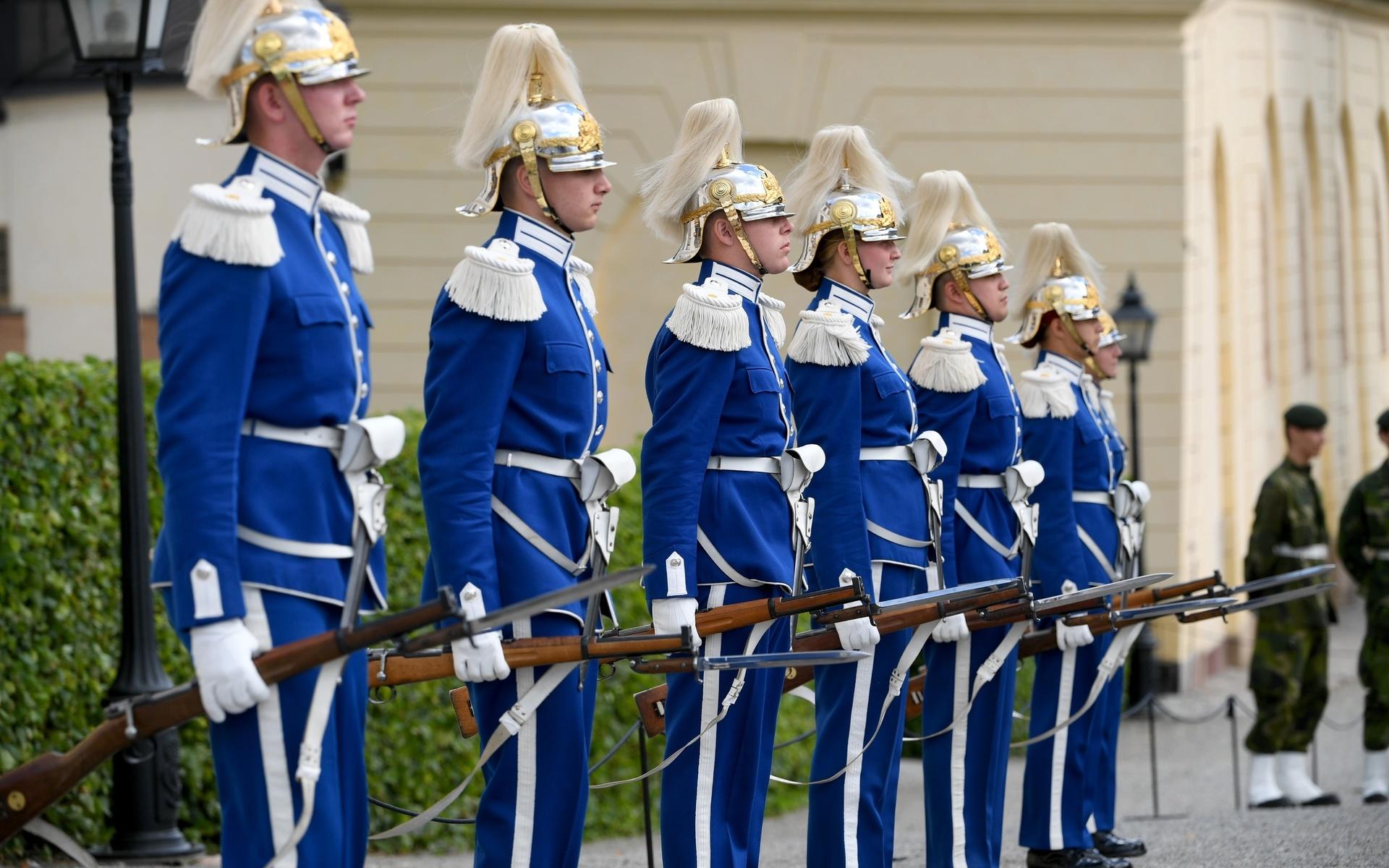 Högvakten inför prins Julians dop i Drottningholms slottskyrka.