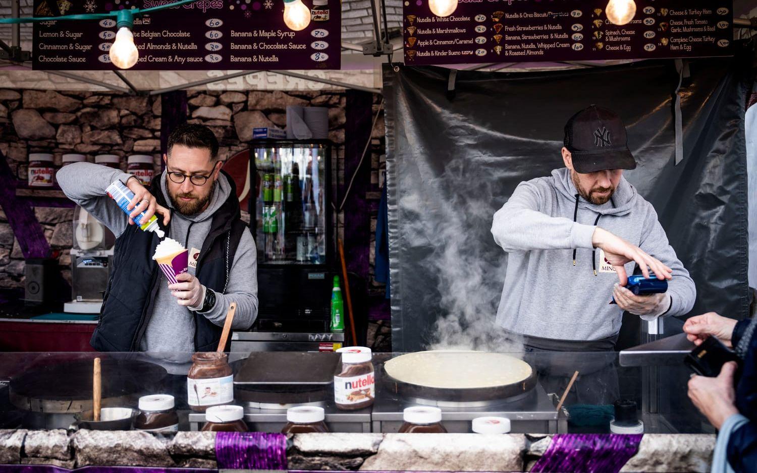 Abed Amura fixar crepes tillsammans med kollegerna Greg och Joel. 