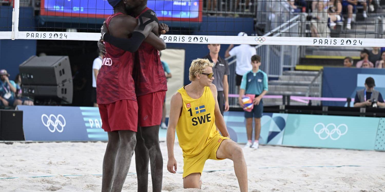 Sveriges David Åhman deppar medan Cherif Younousse och Ahmed Tijan från Qatar firar segern i måndagens gruppspelsmatch i beachvolleyboll under sommar-OS i Paris.