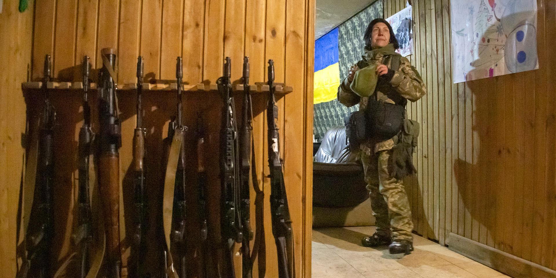 En ukrainsk soldat vilar i närheten av stridsställningarna i Donetsk.