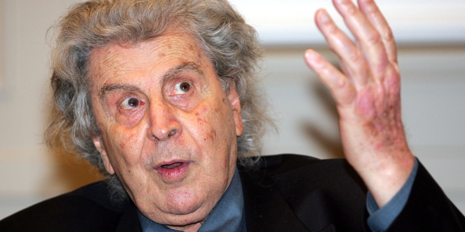 Mikis Theodorakis fotograferad under en presskonferens i tyska Aachen i november 2005. Han betraktas som Greklands främste kompositör och har skrivit en imponerande mängd verk: symfonier, operor, filmmusik, protestmarscher, visor med mera. 