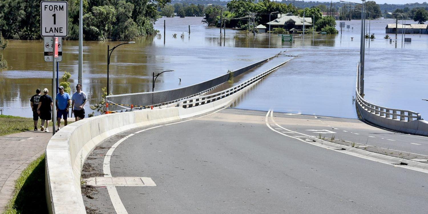 Bron som går över Hawkesbury River ligger helt under vatten, för andra gången på mindre än ett år.