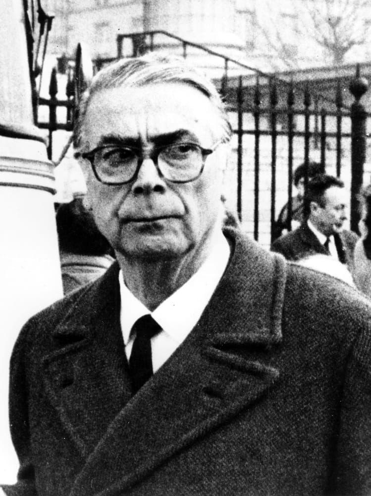 Modeskaparen Cristobal Balenciaga 1971. Efter en framgångsrik karriär i Spanien flyttade han till Paris 1937 och kom att bli en av de viktigaste formgivarna genom tiderna.