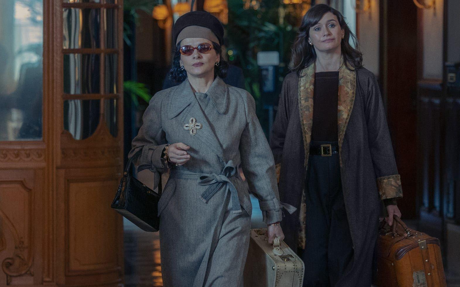 Men även andra samtida storheter dyker upp, som Coco Chanel (Juliette Binoche), här med vännen och musan Eva Colozzi (Emily Mortimer).