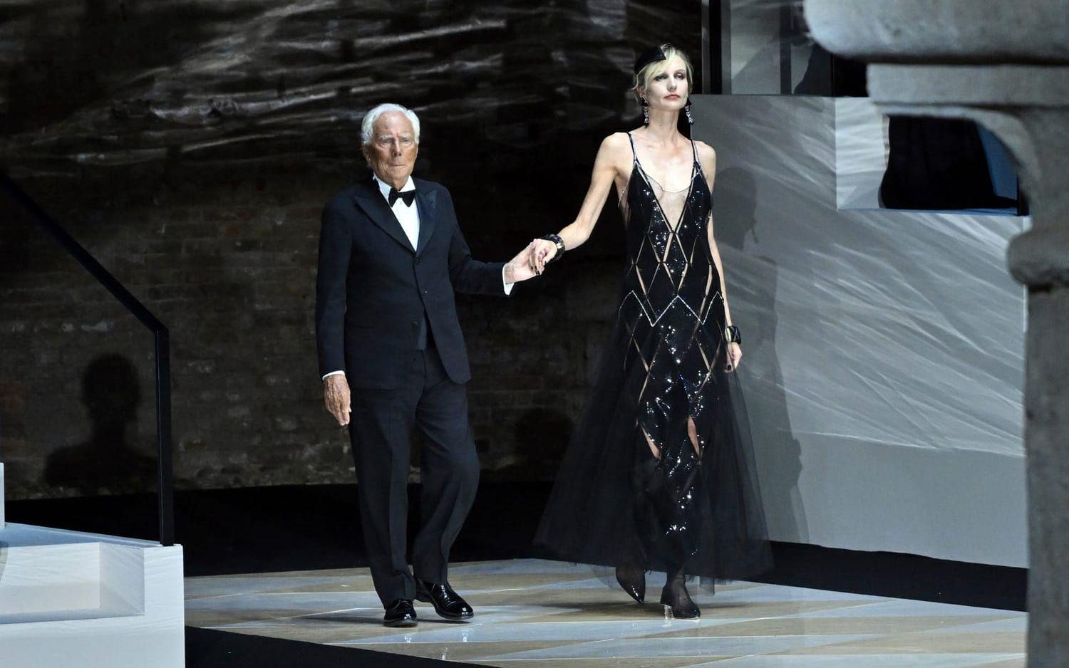 Giorgio Armani är 89 år och still going strong, här 2023. Han är känd för sitt röda mattan-mode för både dam och herr.