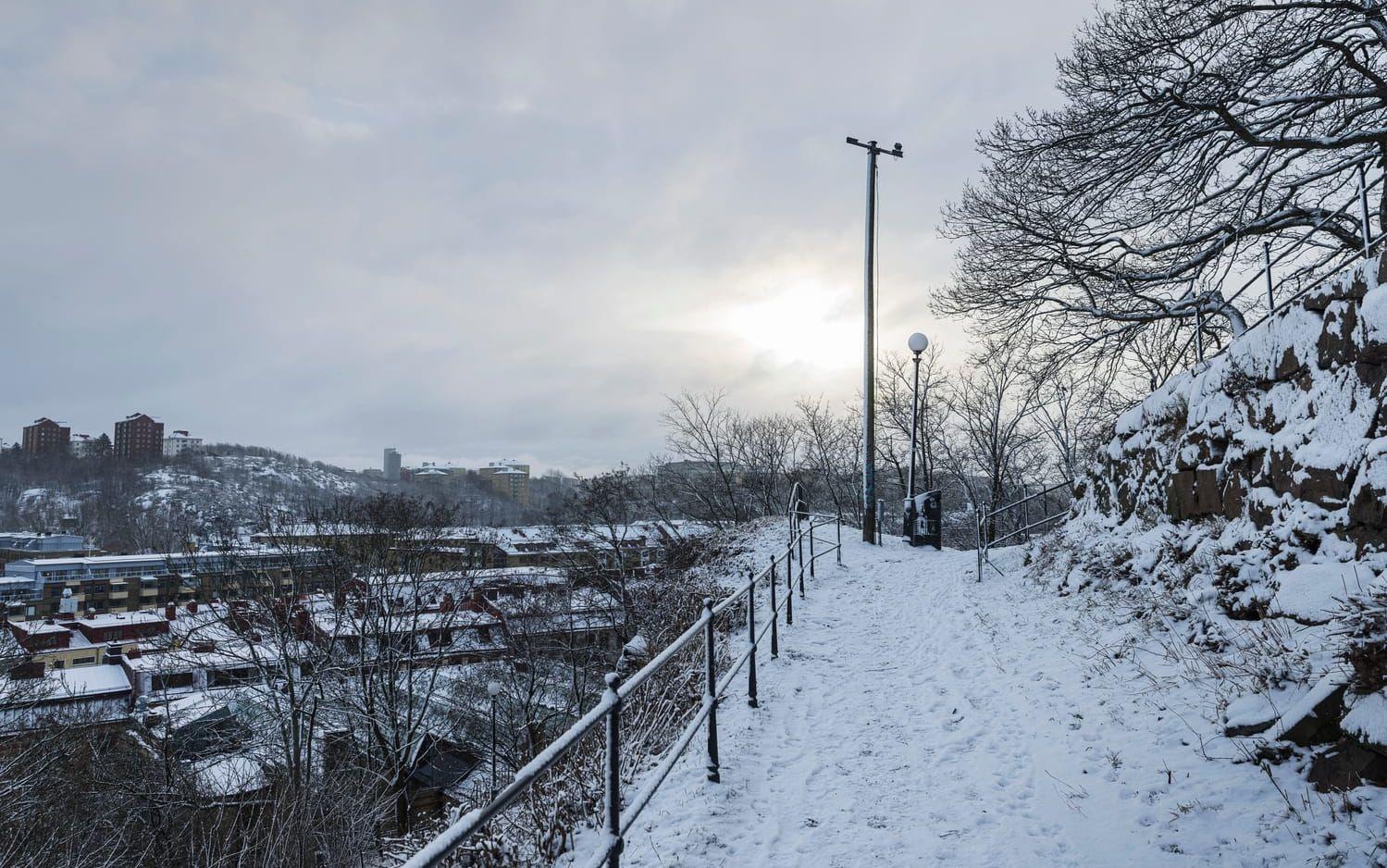 Snötäckta gångbanor upp mot Skansen Kronan.