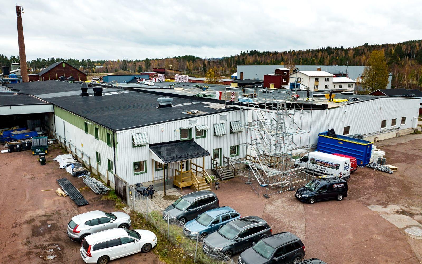 Bolaget har sin maskfabrik och sitt huvudkontor i Orsa i Dalarna.