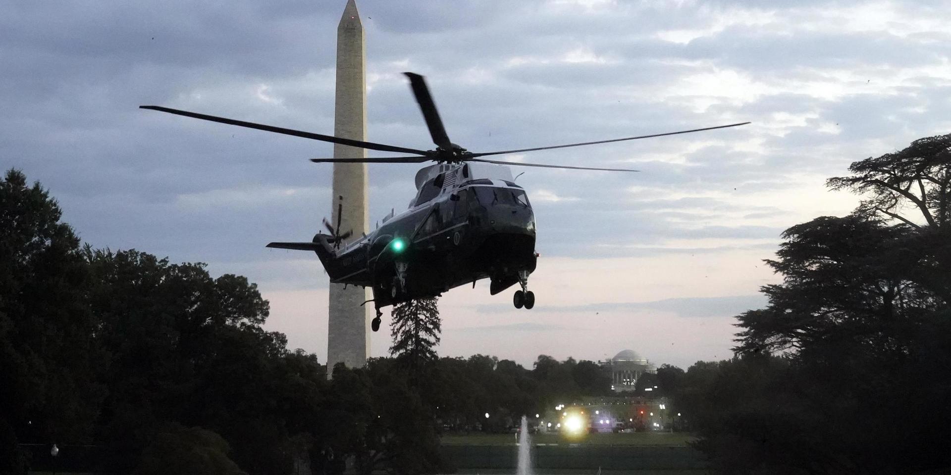 Presidenthelikoptern Marine One landar utanför Vita huset i Washington DC. 