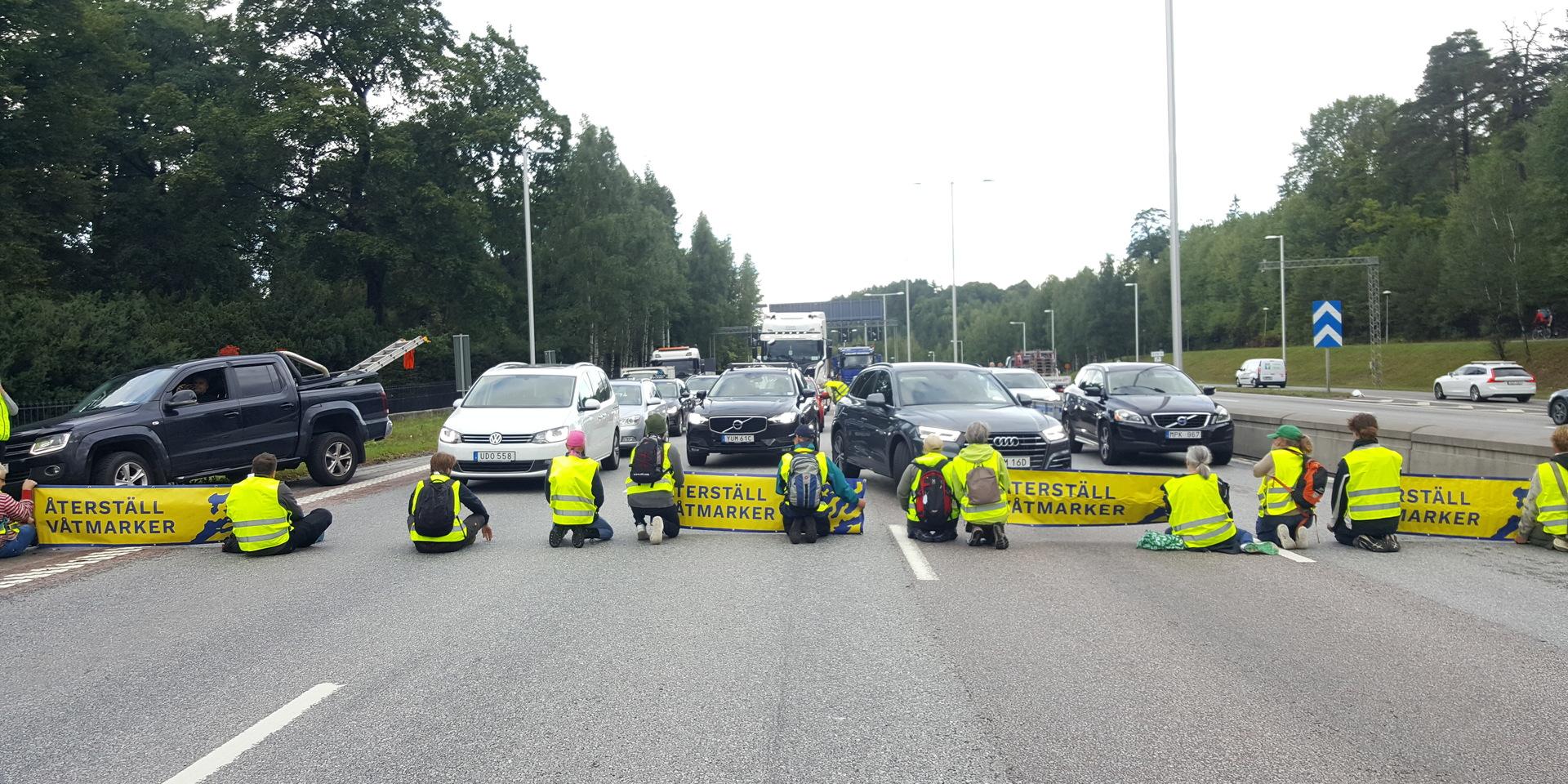 För andra dagen i rad blockerade klimataktivister E4:an. Bilden är tagen i samband med måndagens aktion.