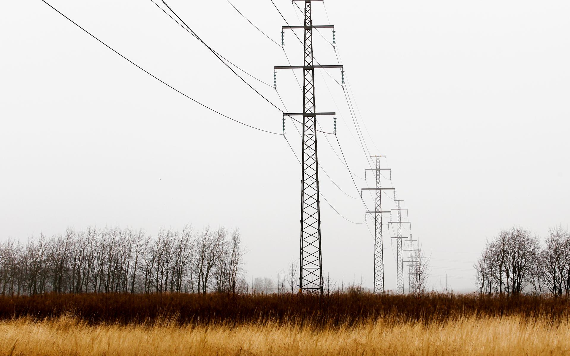 Elpriserna ser ut att bli höga i höst och vinter, nu uppmanar Varberg Energi sina kunder att stoppa undan 50 000 kronor till vinterns fakturor.