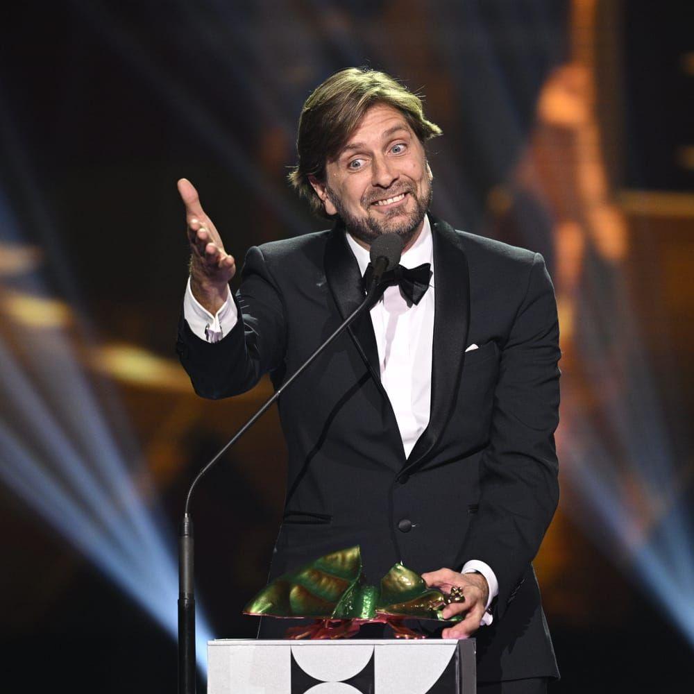 Det blev storslam för Ruben Östlund på Guldbaggegalan. Här tar han emot guldbaggen för bästa regi för filmen "Triangle of sadness" . Regissören har nu en historisk chans att vinna tre Oscars: för bästa film, bästa regi och bästa manus.