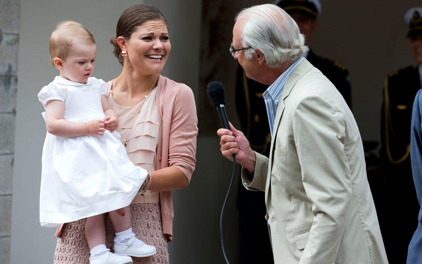 2013 gjorde kungen en liten kupp i samband med kronprinsessan firande på Solliden, och intervjuade henne. Prinsessan Estelle ser lite skeptisk ut. 