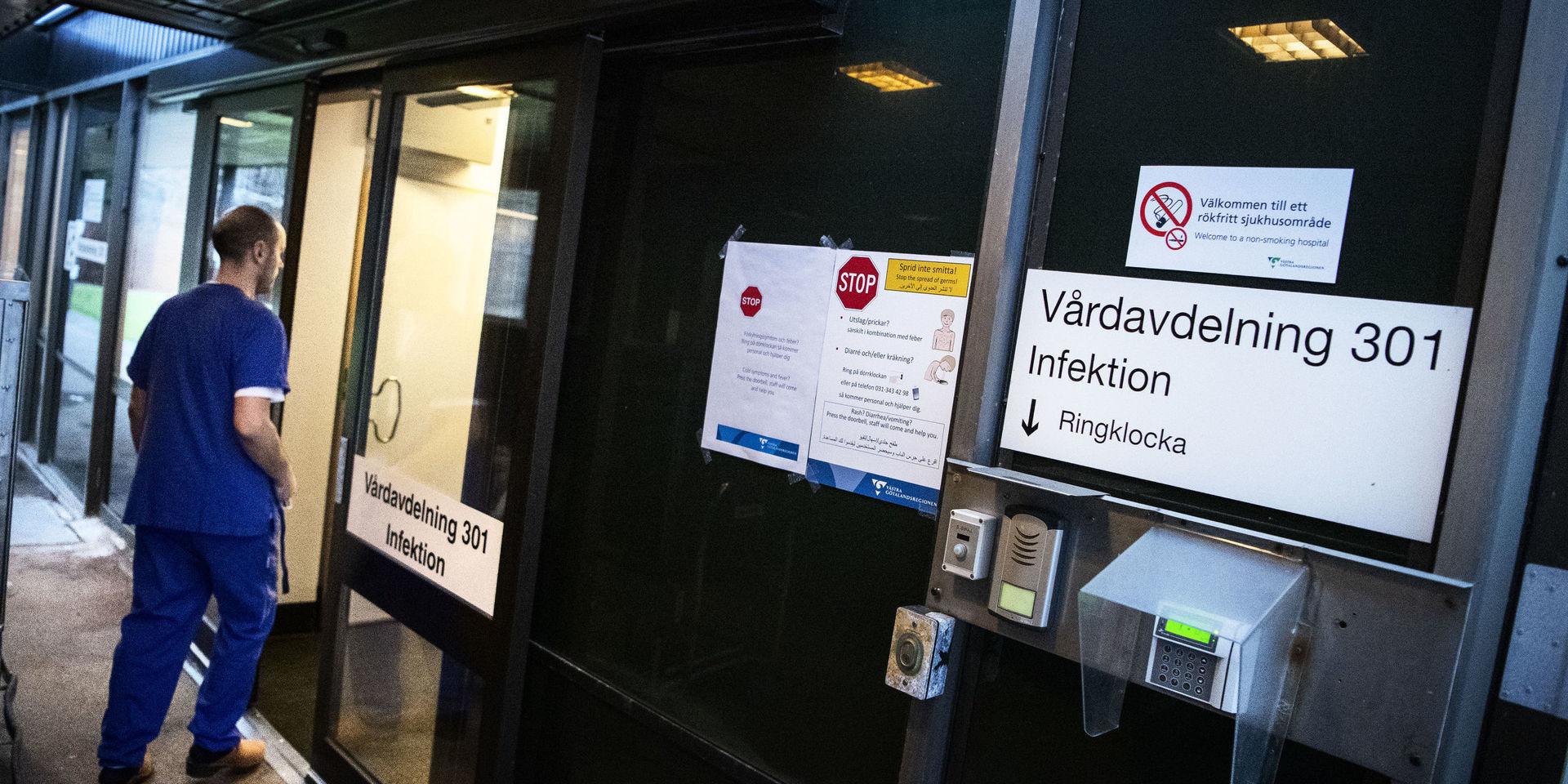 Den smittade mannen hålls nu isolerad på infektionsavdelningen, på Östra sjukhuset.