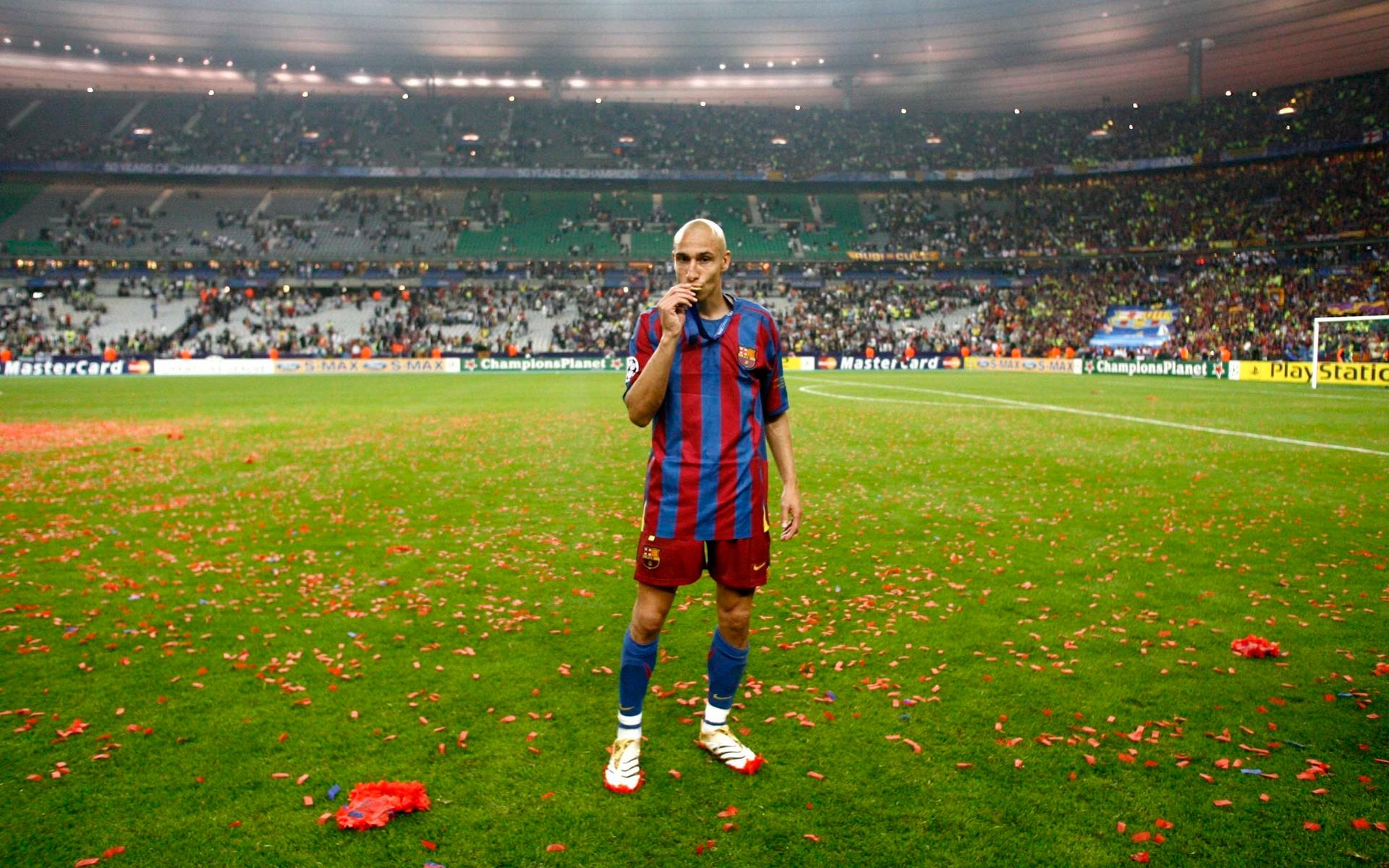 Henrik Larsson efter Champions League-titeln 2006. Nu finns han med i Barcelonas ledarstab.