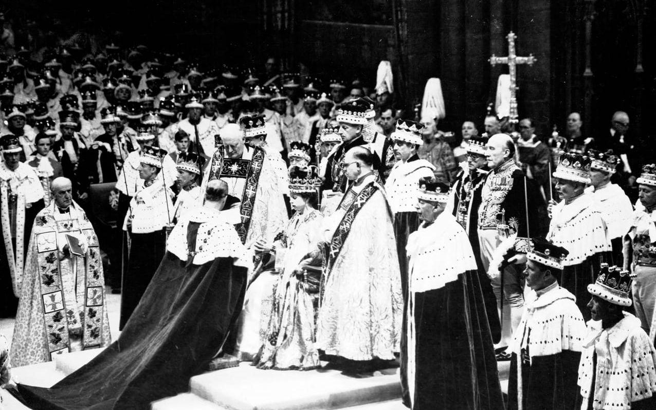 1950-talet börjar minst lika intensivt som 1940-talet. 1952 dör George VI och kronans tunga börda hamnar på Elizabeth, som även använder sitt tilltalsnamn som drottningnamn. Hon blir den andra regerande drottningen i Englands historia att ha det namnet, den första var den mytomspunna Elizabeth I under 1500-talet. Bilden från 1953 är hennes kröning där maken, prins Philip, knäböjer framför henne. Bilden togs för exakt 70 år sedan.