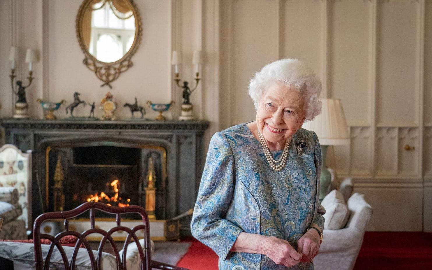 Efter att drottningen fick covid-19 så har hon hållit sig borta från rampluset. Men inför sitt jubileum har hon sakta men säkert kommit tillbaka till sina åtaganden. Här syns en leende drottning Elizabeth II när hon tar emot ett statsbesök från Schweiz 2022.