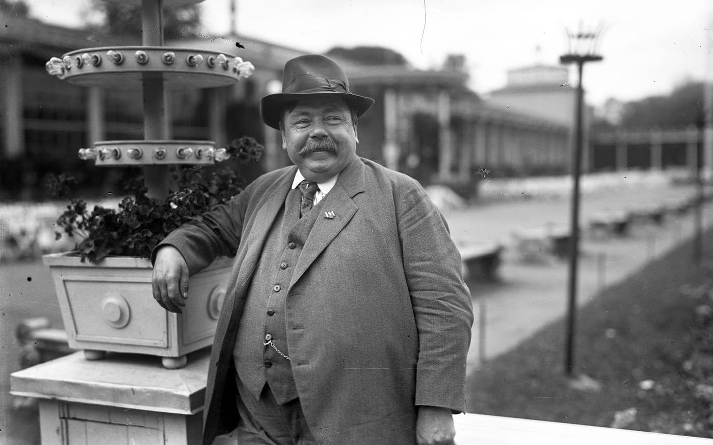 Göteborg 1928. Chefen på Liseberg Herman Lindholm stående vid dammen. 