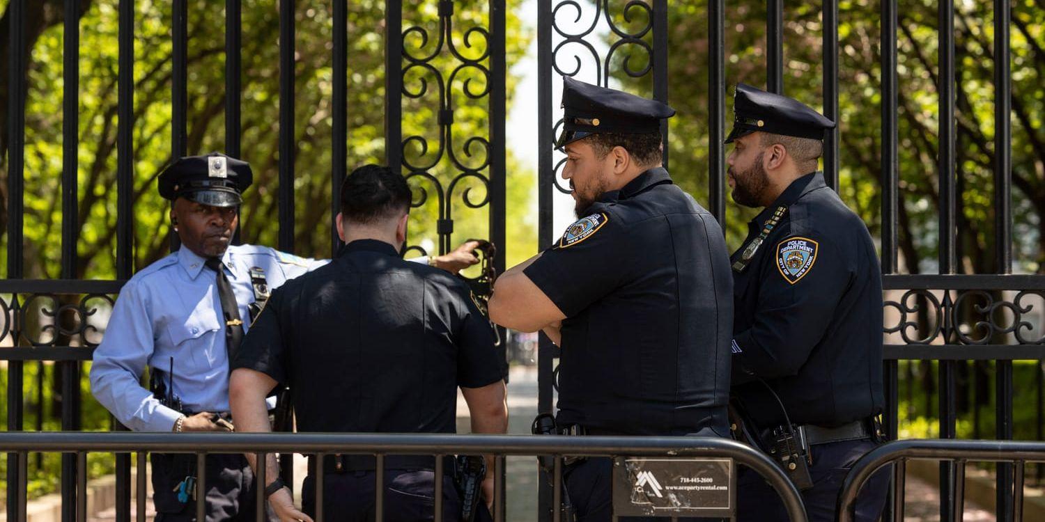 Polis bevakar ingången till Columbia University i New York.