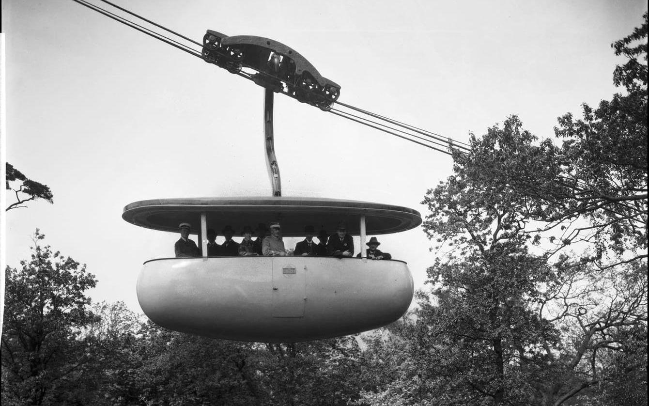 Linbanan mellan Liseberg och utställningsområdet i Johanneberg. Bilden är tagen av Anders Karnell som tillsammans med Fritz Bruce och Harald Holmqvist drev bildbyrån Fotomonopolet. Firman hade det officiella uppdraget att dokumentera 1923 års jubileumsutställning. 