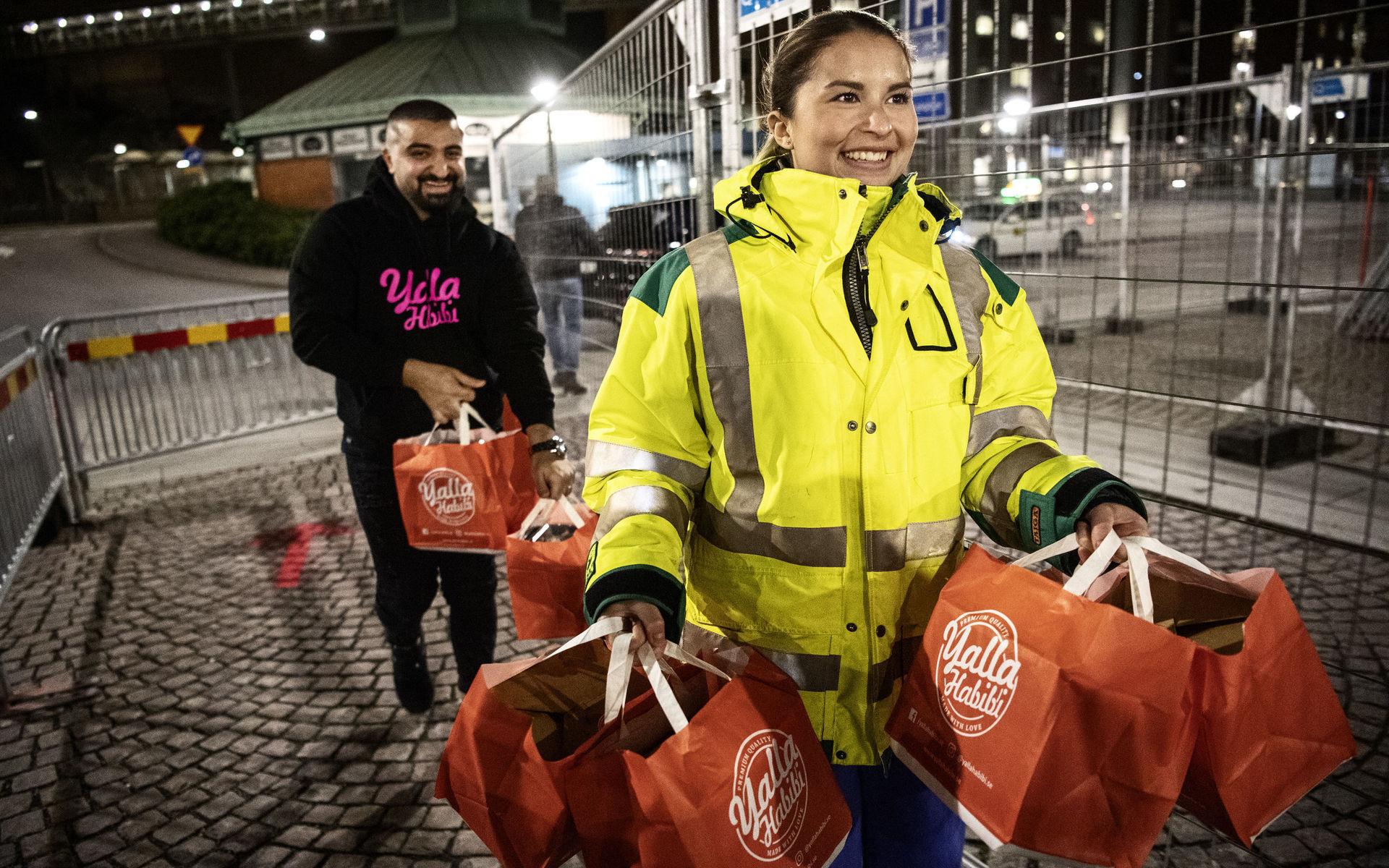 Undersköterskan Bianca Norén hjälper till att bära. 