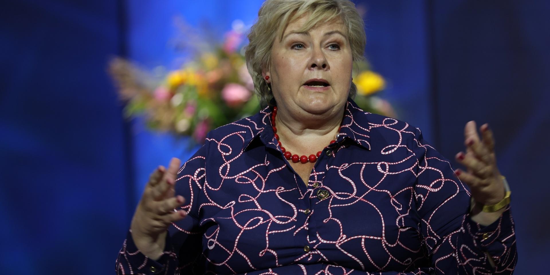 Norges statsminister Erna Solberg under onsdagens panelsamtal i aulan på Oslo unversitet.