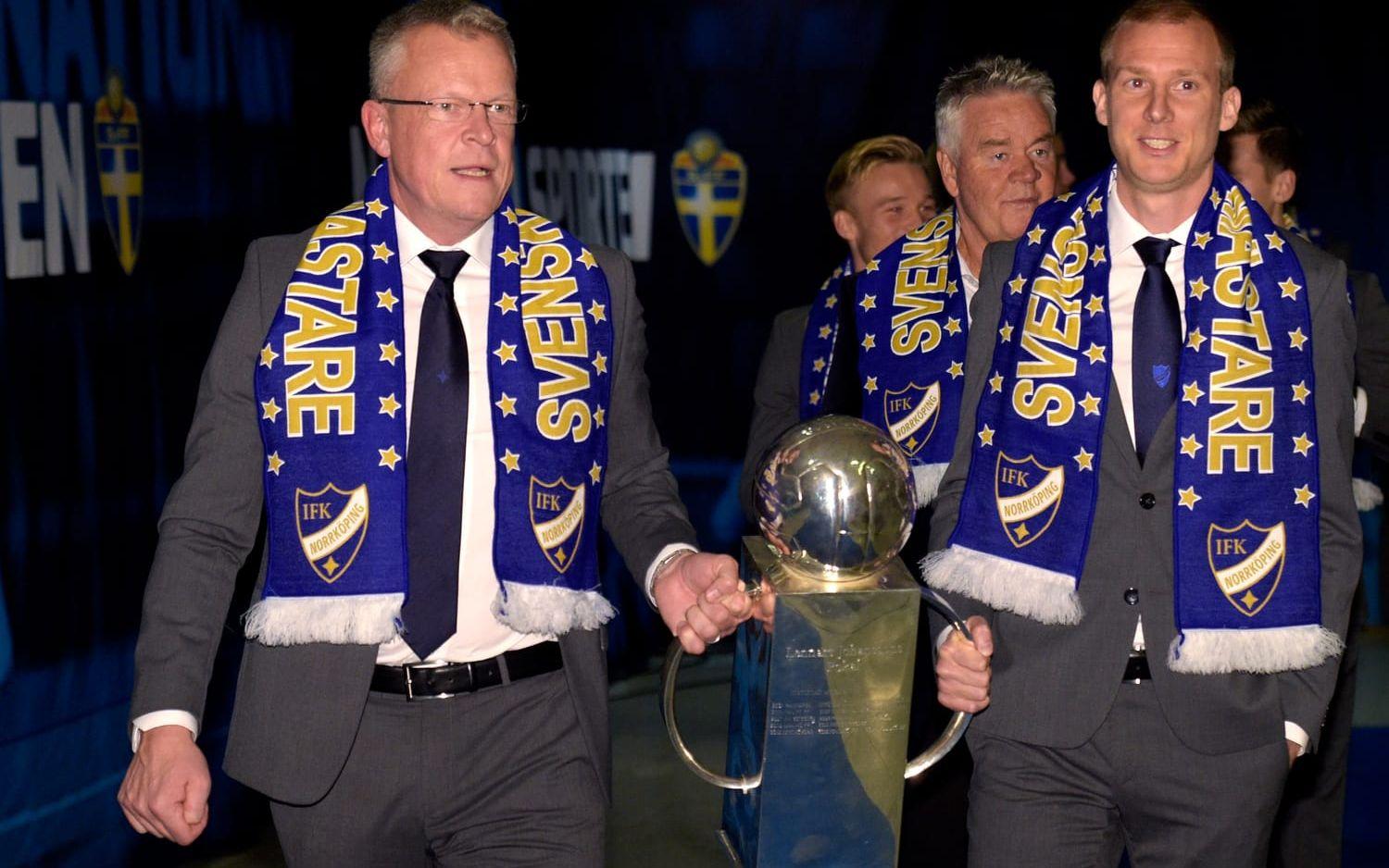 Janne Andersson (vänster) och Peter Hunt (till höger, bakom Andreas Johansson) ledde IFK Norrköping till SM-guldet 2015.