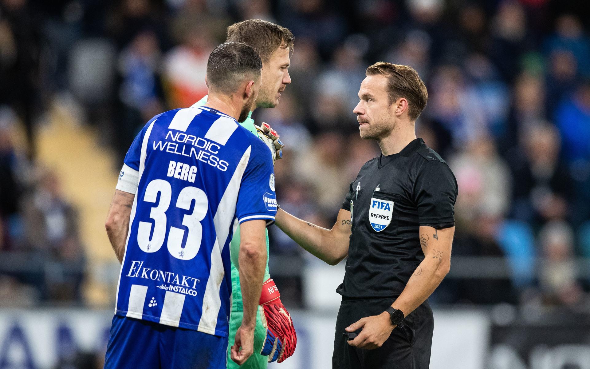 Johan Dahlin, Marcus Berg och domare Kristoffer Karlsson i diskussion efter att målvakt Johan Dahlin träffats av en ölmugg.