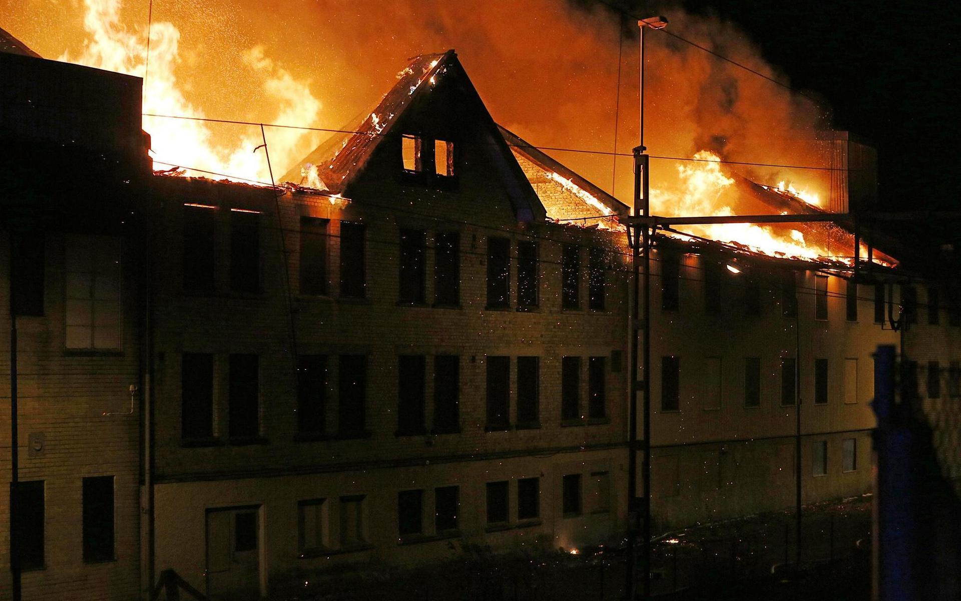 Räddningstjänsten tror sig inte kunna rädda byggnaden.