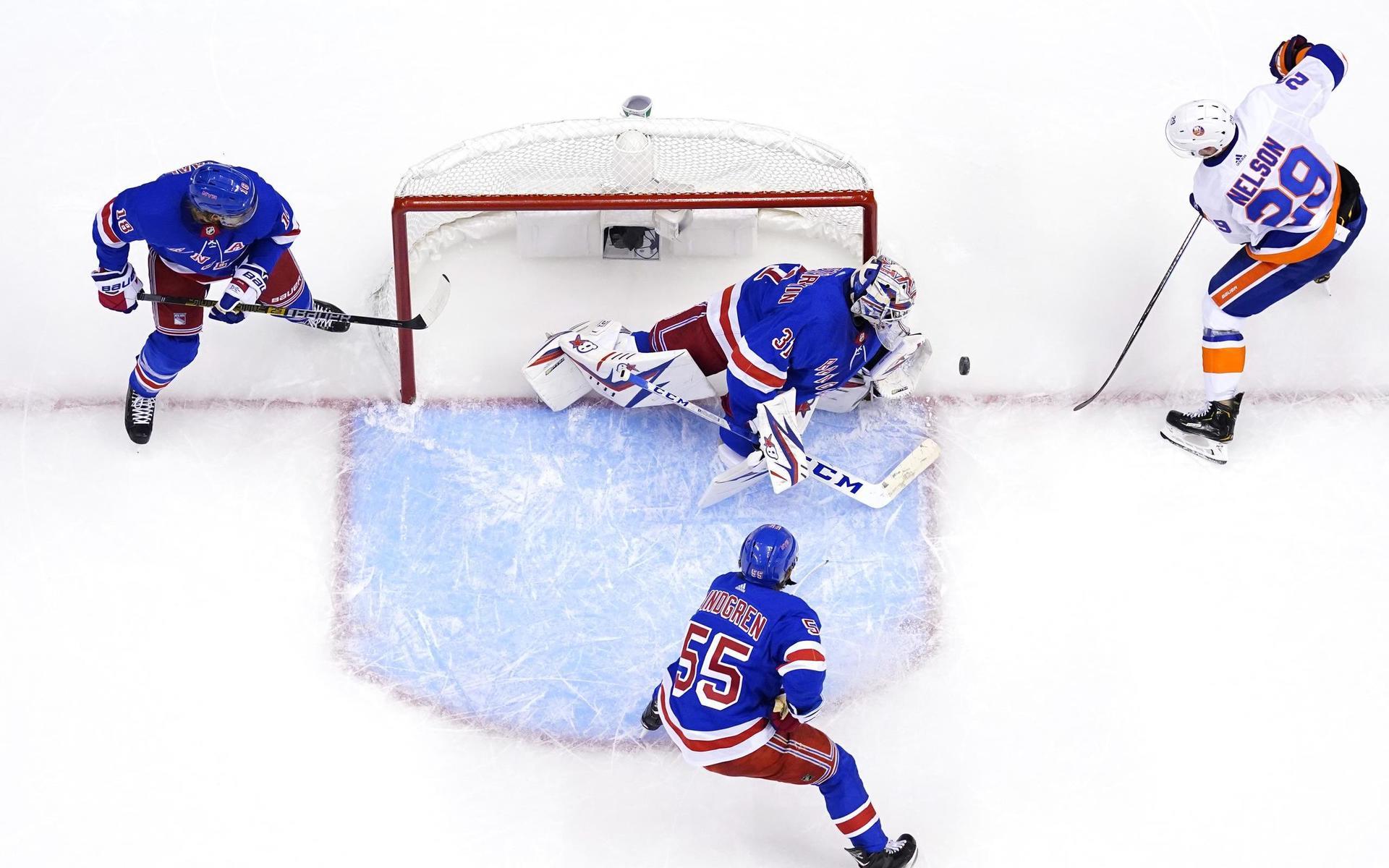 Henrik Lundqvist var tillbaka i buren i New York Rangers genrep mot New York Islanders inför återstarten av NHL. 