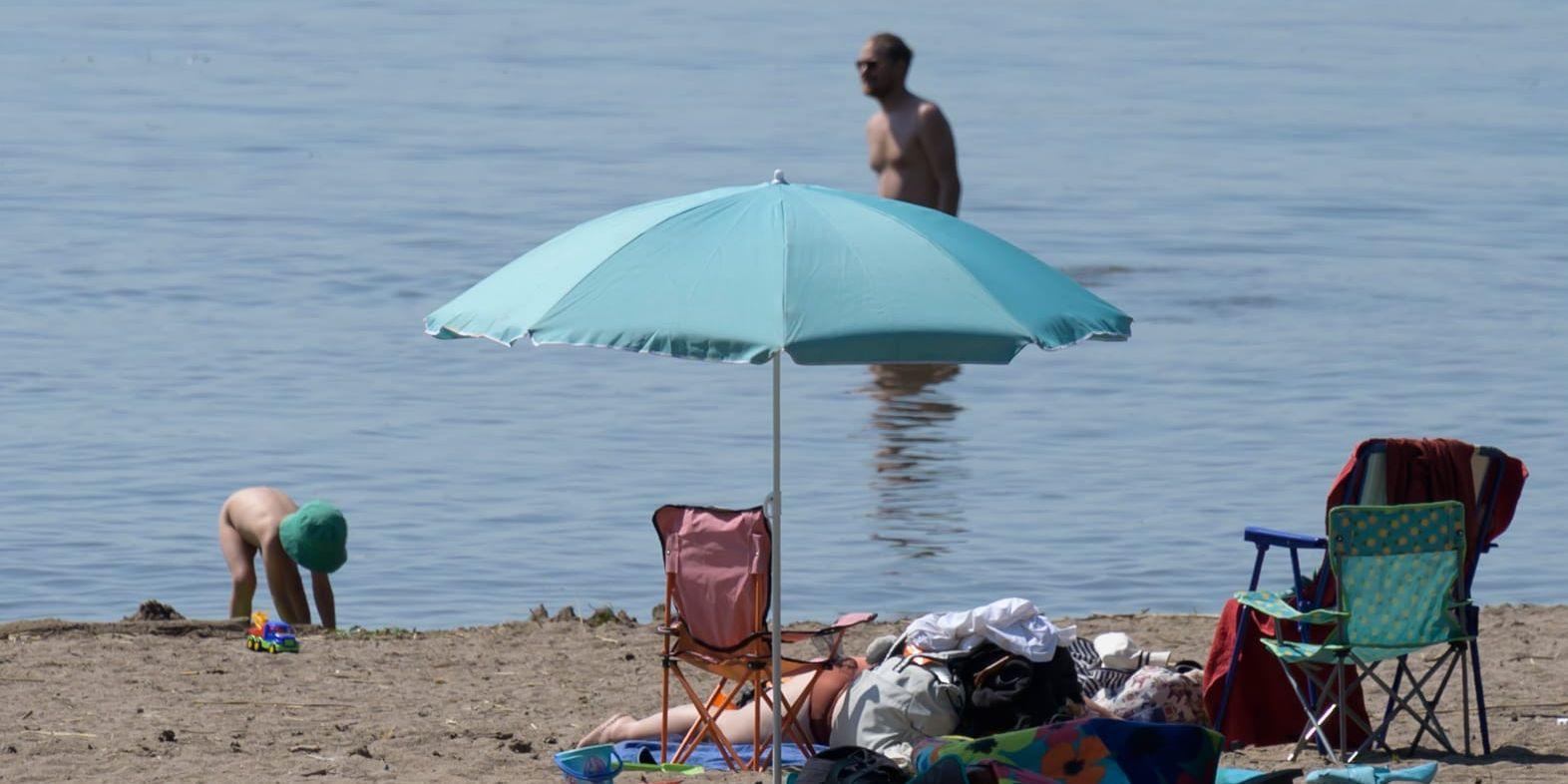 Ett dopp kan svalka en het sommardag. Men risken att drabbas av badsårsfeber ökar när temperaturen stiger. Arkivbild.