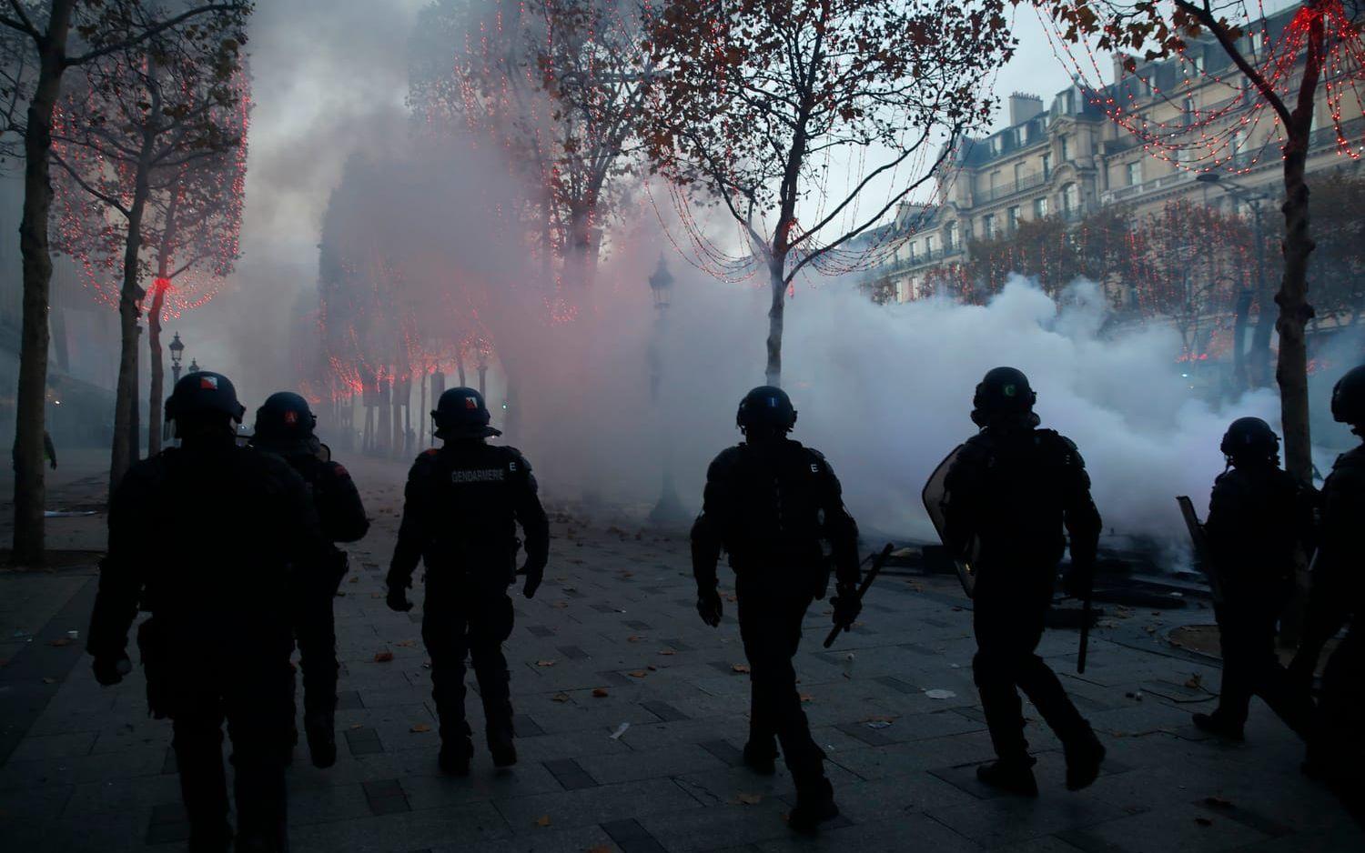 Även vattenkanoner användes under demonstrationen.