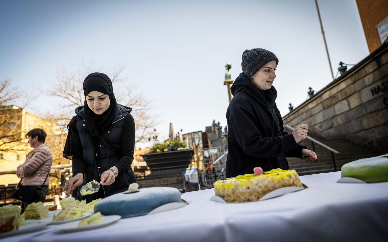 Systrarna Marjam och Hajar Al-Saidan från Angered skar upp tårtorna. Dessa skönheter hade bakats av föreningen Hoppet, som hjälper utsatta kvinnor i förorten att laga och sälja sin mat, som ett medel för att uppnå självständighet. ”Jag var tretton när jag grundade föreningen” berättar Hajar Al-Saidan som driver Hoppet tillsammans med sina åtta systrar.