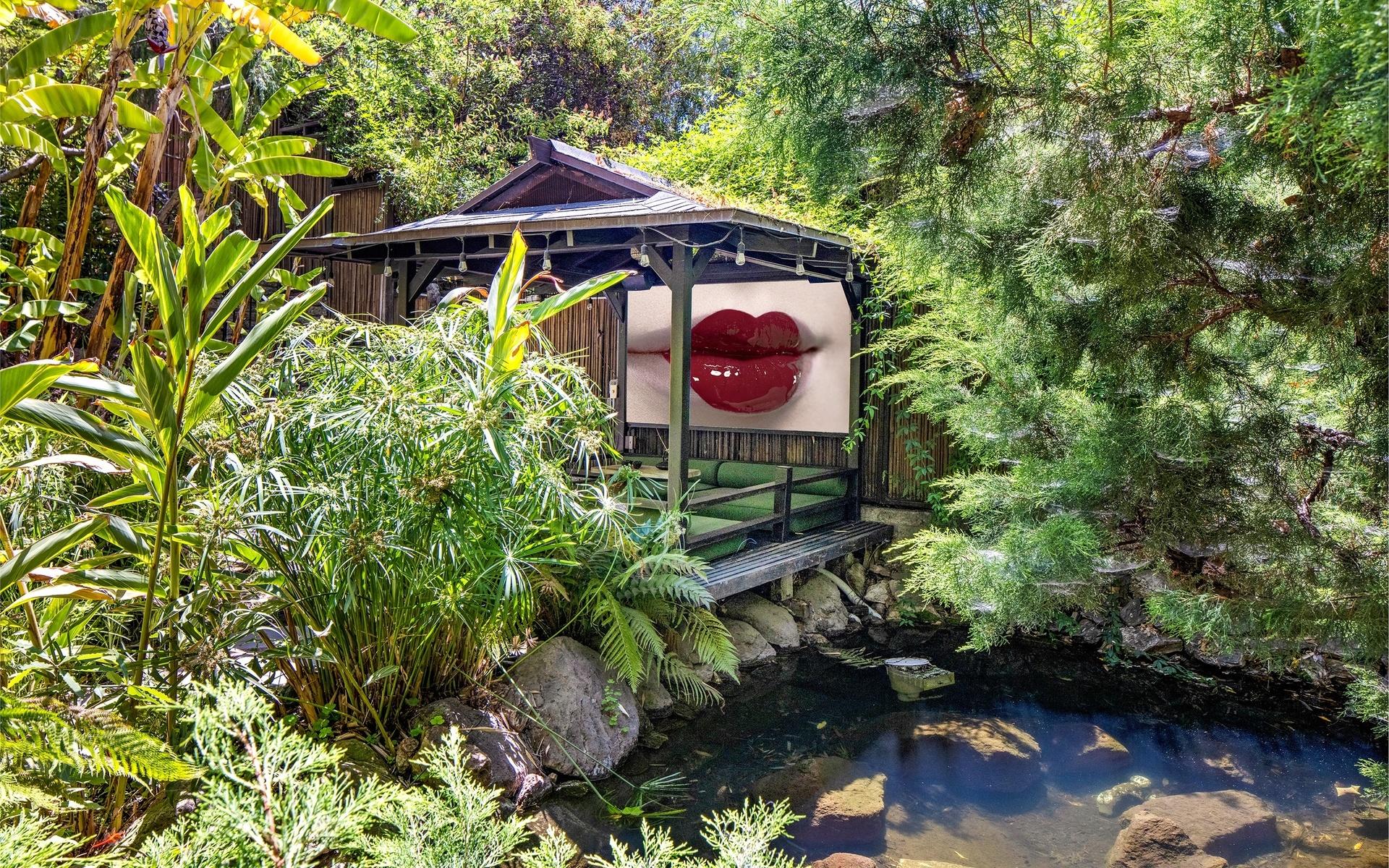 Där finns också en japansk trädgård med ett tehus som ligger i grönskan.