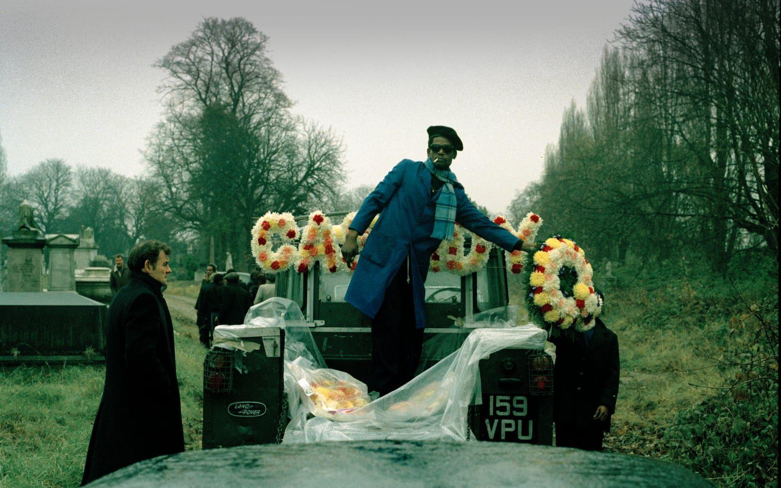 ”Clinton Eastwood Jones at Cassidys funeral in Kensal Rise”, 1972, av Charlie Phillips. 