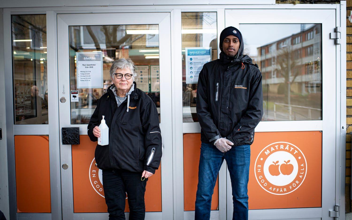 Lotta Comé är volontär och jobbar på Maträtt en gång i veckan. Guled Hassan är anställd. Tillsammans tar emot besökarna i dörren samt erbjuder handsprit.