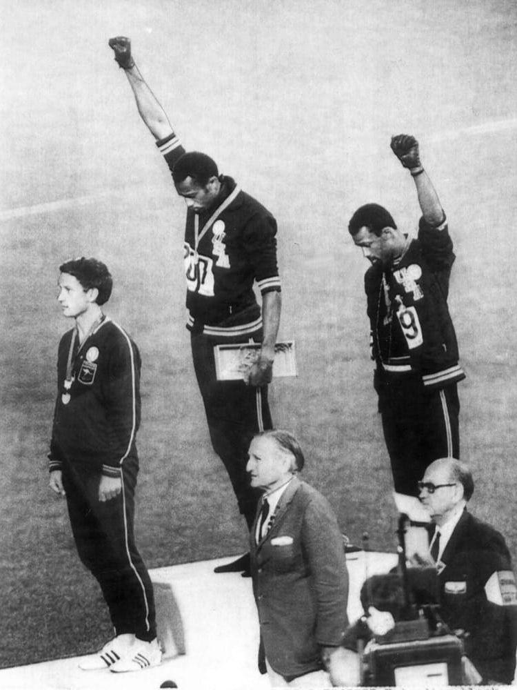  De amerikanska sprinterlöparna Tommie Smith  och John Carlos höjer sina nävar i en Black Power-hälsning under en prisutdelning vid OS i Mexico City.