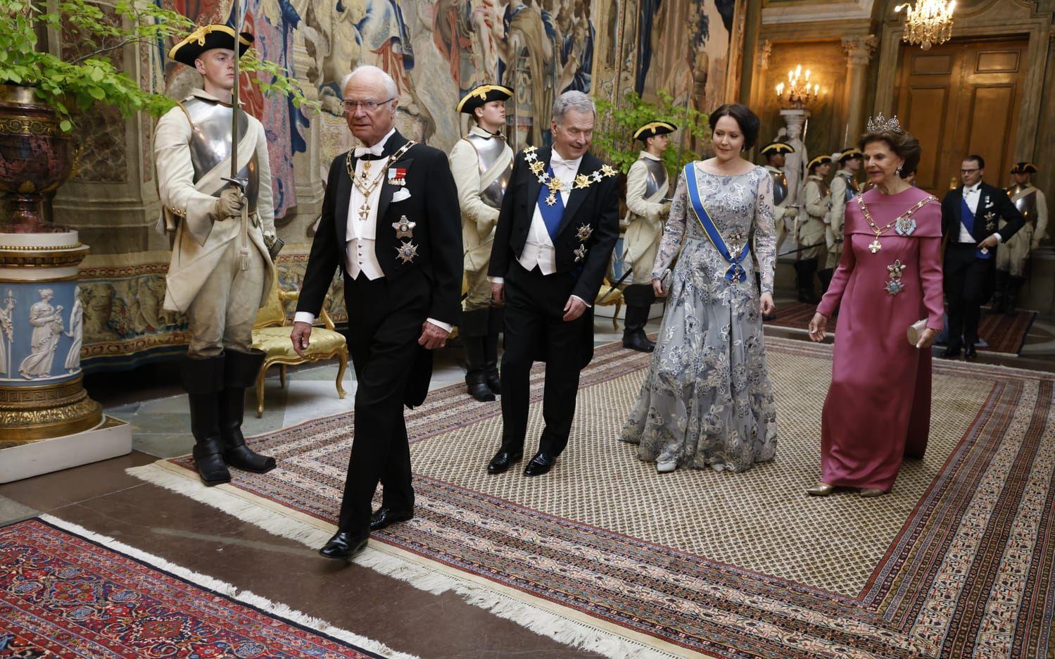 I mitten av maj var Finlands presidentpar på statsbesök i Sverige. Kung Carl Gustaf, drottning Silvia, Finlands president Sauli Niinistö och presidentens fru Jenni Haukio anländer till galamiddagen på Stockholms slott för det finska presidentparet som var på ett två dagar långt statsbesök. Arkivbild.