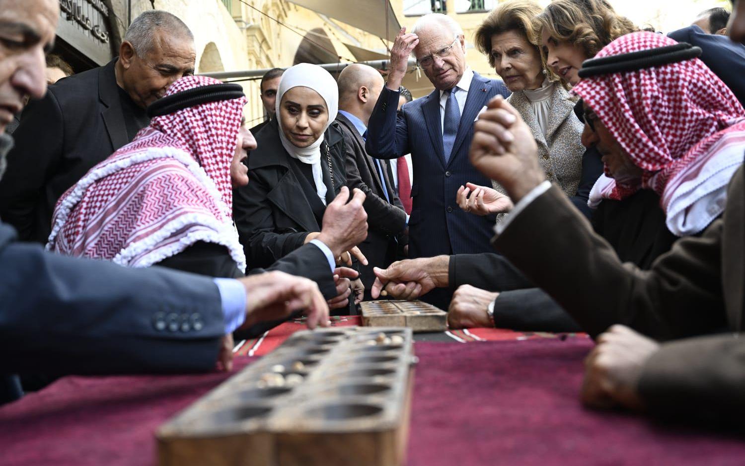 I mitten av november var kungaparet på statsbesök i Jordanien. Här tittade de på när män spelade sällskapsspelet Kalaha under ett besök i As-Salt, en gammal salthandelsstad och administrativt centrum i västra centrala Jordanien. Arkivbild.