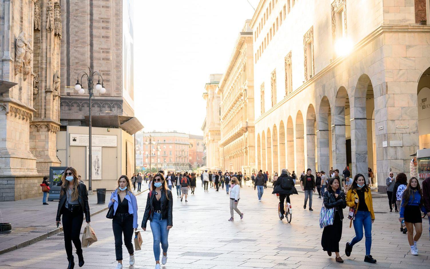 Italien tillhör de länder där den illegala länder bedöms vara som störst. I fredags skedde ett större tillslag i Milano, flera personer greps och landets finanspolis beslagtogs ett stort antal falska coronapass som sålts via appen Telegram. Säljarna hade krävt betalt i krypovaluta.