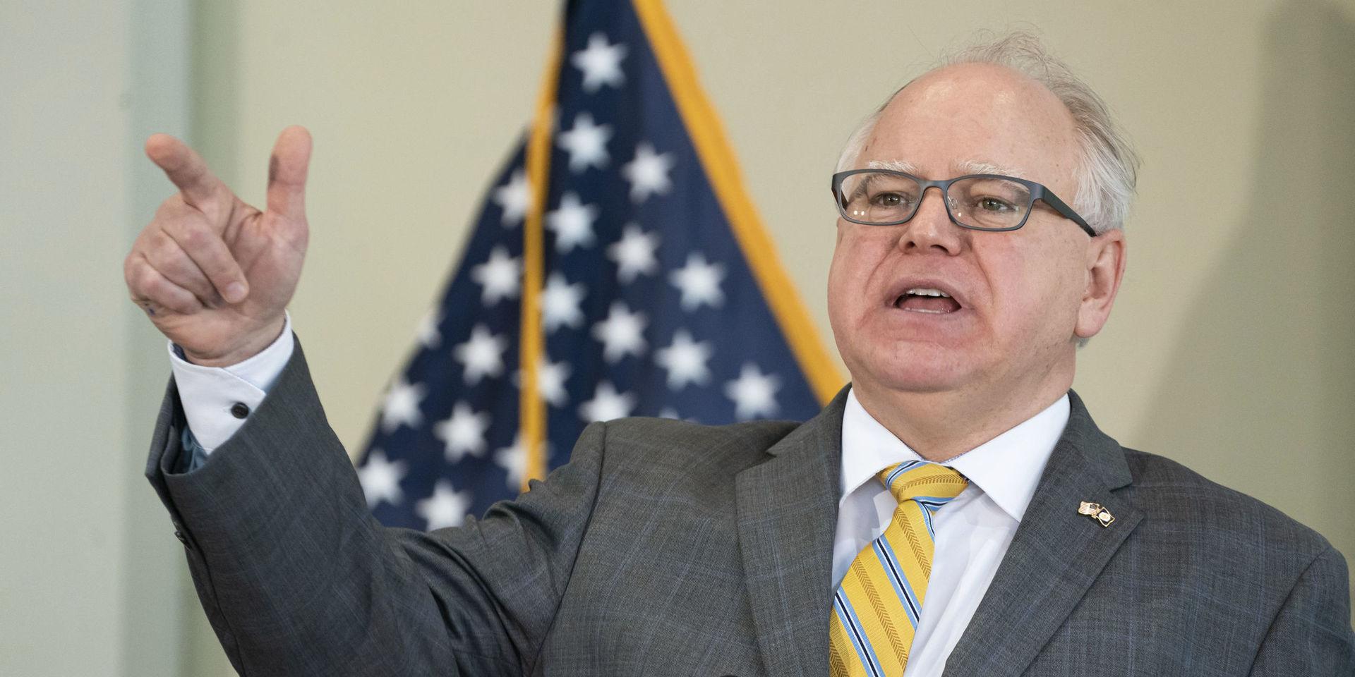 Minnesota guvernör Tim Walz beordrar delstatens hela nationalgarde mobiliseras för att stoppa oroligheterna i Minneapolis.