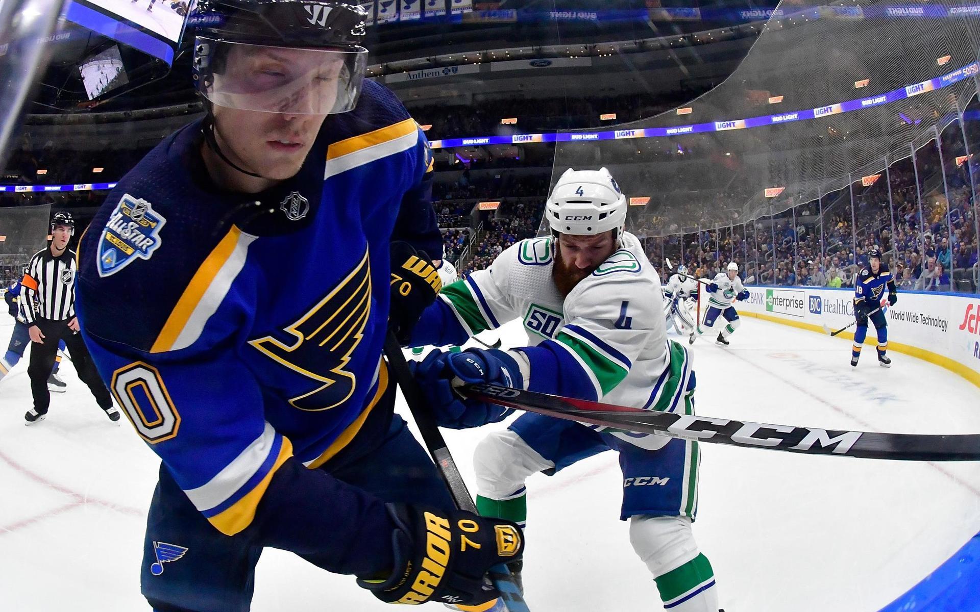 191018 Ishockey, NHL Oct 17, 2019; St. Louis, MO, USA; Vancouver Canucks defenseman Jordie Benn (4) checks St. Louis Blues center Oskar Sundqvist (70) during the first period at Enterprise Center. Mandatory Credit: Jeff Curry-USA TODAY Sports © Bildbyrån - COP 268 - SWEDEN ONLY