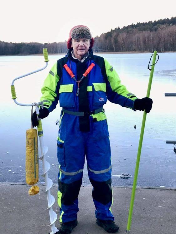 Charlie Malmgren menar att det är bra att ha kläder som syns. Om du skulle behöva hjälp så kommer folk att hitta dig lättare.