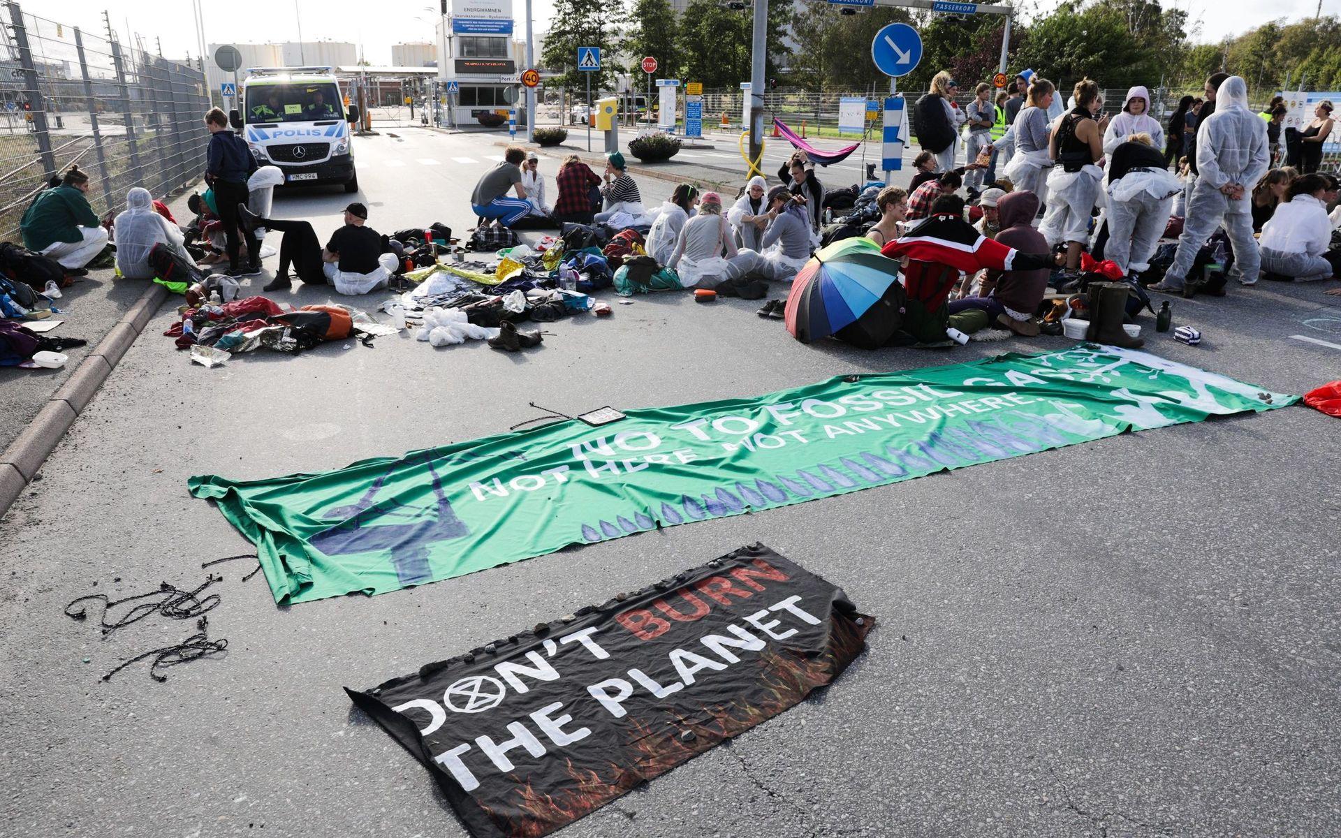 Deltagarna genomförde under lördagen en demonstration där de sittande blockerade ingångarna till Energihamnen.