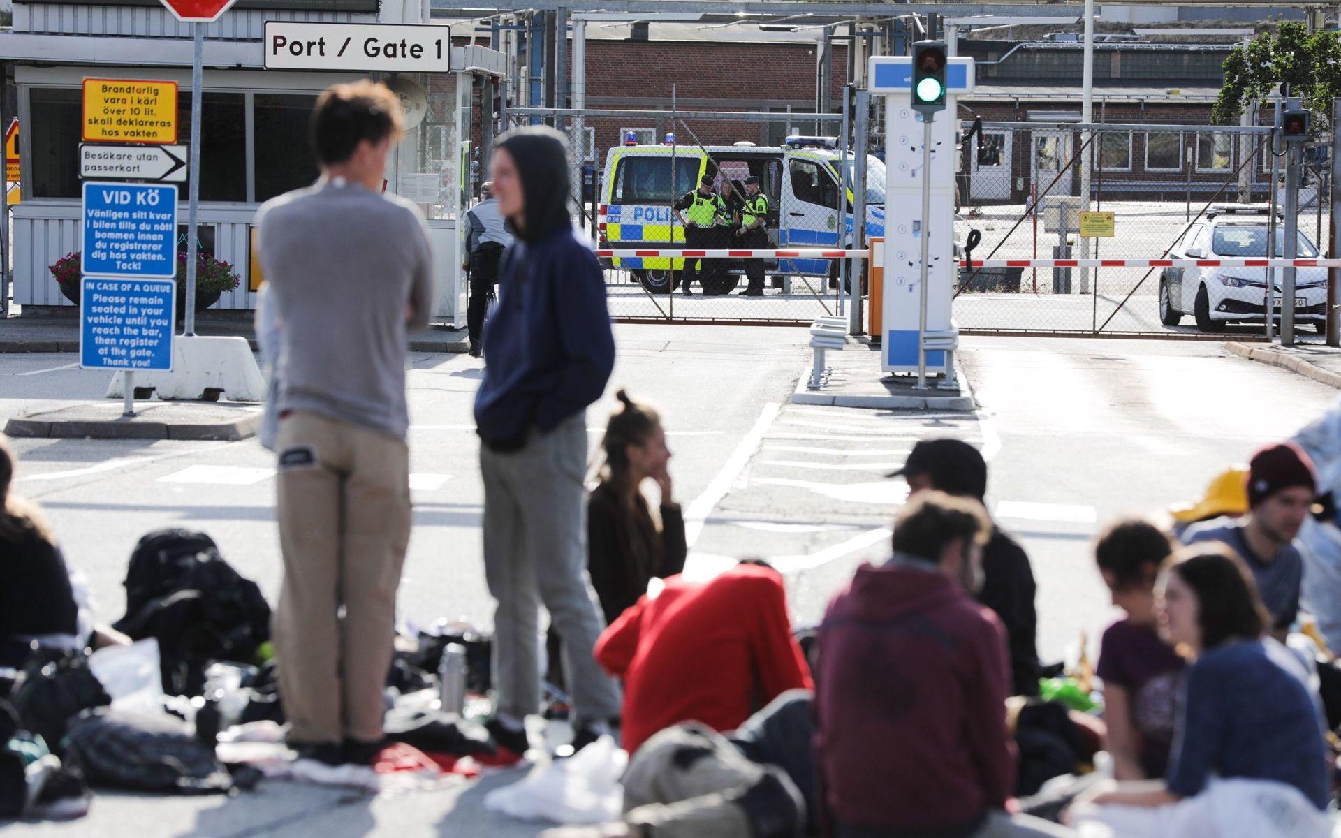 Deltagarna genomförde under lördagen en demonstration där de sittande blockerade ingångarna till Energihamnen.